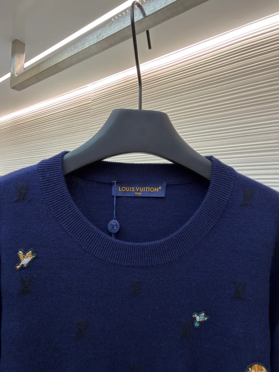LOUIS VUITTON animal embroidered wool crew neck sweater ●Original version: purchased and developed by 18025 ●Item number: 1682089-B05 ●Fabric: wool blended fabric ●Technology: knitted embroidery production ●Color: navy blue ●Version: fitted version ●Weight: about 590 grams ●Size: XS-S-M-L ●Description: This Louis Vuitton navy blue sweater is made of ultra-fine merino wool blended yarn and is knitted by worsted knitting technology. It uses 16-needle high-density plain knitting technology to give the fabric a silky delicate touch and matte texture. The base of the body is also woven with a mini Monogram pattern using a same-color dark jacquard technology. The pattern is low-key and naturally blends with the wool texture. The decorative details embellished on the body are made of hand-made beading and metal veneer inlays. The veneer is aged by electroplating and enamel color-filled. Every decoration is hand-positioned and sewn by craftsmen to ensure firmness and a beautiful arrangement. The round neckline adopts double-needle overlock knitting technology, which is not easy to deform and fits the neck. The side seams and hem of the body use seamless splicing technology to reduce friction when wearing. The overall stitching is even and fine, fully demonstrating the brand's exquisite craftsmanship and detail control in the field of knitted garments. The overall wiring is straight and delicate, the fabric is comfortable and soft, and the color is consistent without color difference. It can be matched with the same style to create a fashionable look and control various occasions. Customized accessories, complete with three standards, same style for men and women!